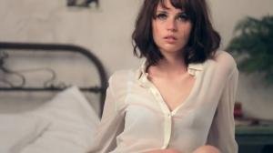 259854896_felicity-jones_2-1-4.jpg