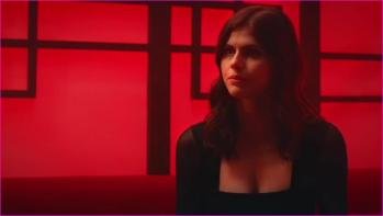 _alexandra-daddario-die-in-a-gunfight-2021-image-1.jpg