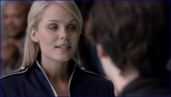 -baccarin-elizabeth-mitchell-v-2009-s1e1-6-1080p-b.jpg