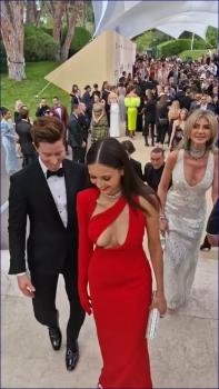 ge-in-peekaboo-scarlet-dress-2022-hd-1080p-image-1.jpg