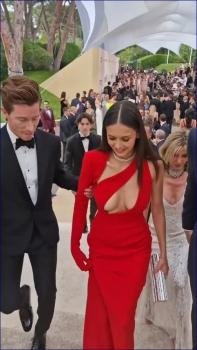 ge-in-peekaboo-scarlet-dress-2022-hd-1080p-image-1.jpg