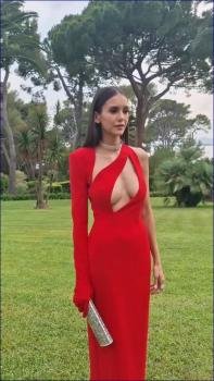 ge-in-peekaboo-scarlet-dress-2022-hd-1080p-image-1.jpg