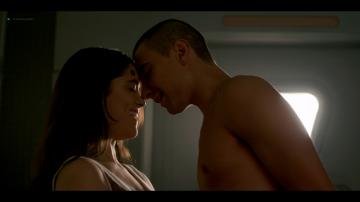 e-2019-s01e08-how-the-light-gets-lost-1080p-_1-5-2.jpg e-2019-s01e08-how-the-light-gets-lost-1080p-_1-5-2.jpg