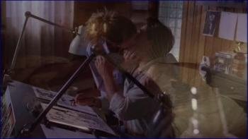 hannon-elizabeth-the-twilight-zone-1x04-image-1-13.jpg