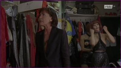 in-das-gluck-ihres-lebens-2002-hd-1080p-image-1-10.jpg