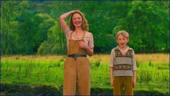 475_anna-paquin-tell-it-to-the-bees-2018-image-1-4.jpg