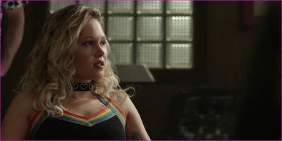 nd-elizabeth-posey-heels-2021-s1e5-1080p-image-1-5.jpg