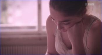bloch-sitting-next-to-zoe-2013-hd-1080p-image-1-12.jpg
