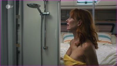 i-familie-bundschuh-s01e09-2025-hd-1080p-image-1-8.jpg