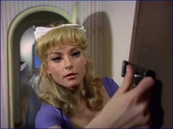 ann-smyrner-ich-betone-oben-ohne-das-go-go-girl-vo.jpg