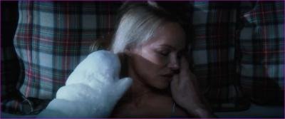 amela-anderson-the-naked-gun-2025-1080p-image-1-14.jpg