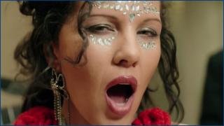 -sing-naked-cantar-desnuda-2025-hd-1080p-image-1-5.jpg