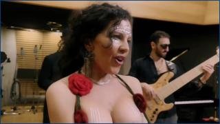 sing-naked-cantar-desnuda-2025-hd-1080p-image-1-10.jpg