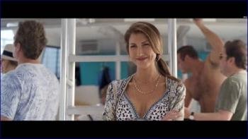 ackie-sandler-the-wrong-missy-2020-1080p-image-1-4.jpg