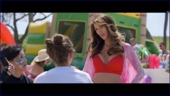 ckie-sandler-the-wrong-missy-2020-1080p-image-1-12.jpg