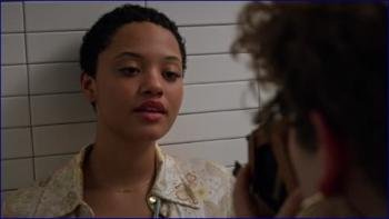 -bush-kenzie-elizabeth-kiersey-clemons-easy-s03e03.jpg